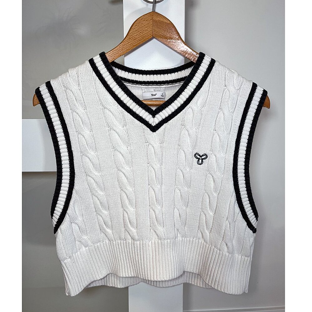 Aritzia TNA Marcy Sweater Vest – Cable Knit V-Neck White Size Small